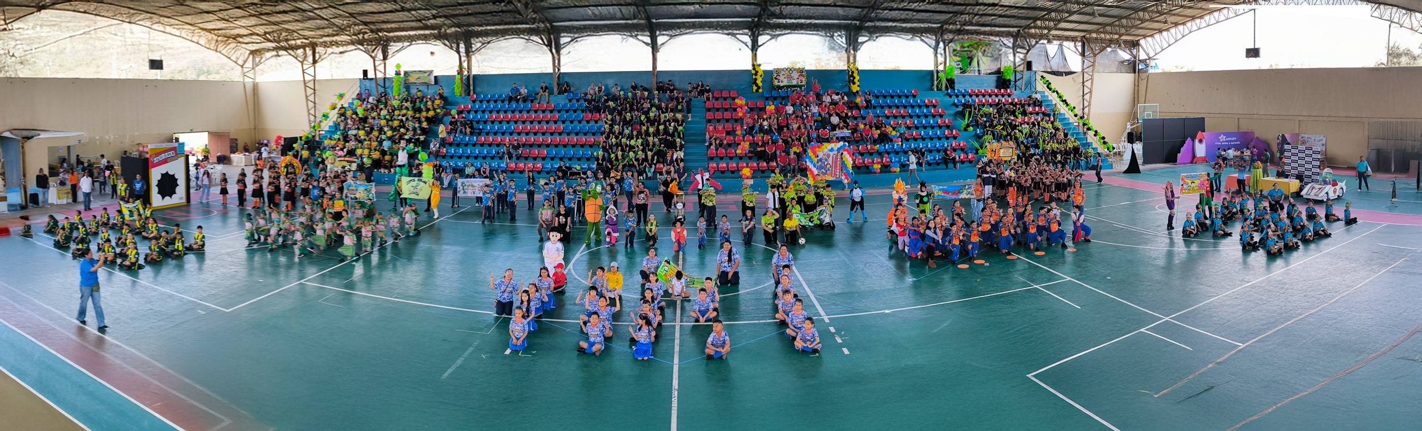 Padres e hijos brillaron juntos en Integración Familiar de la Escuela de COPOL