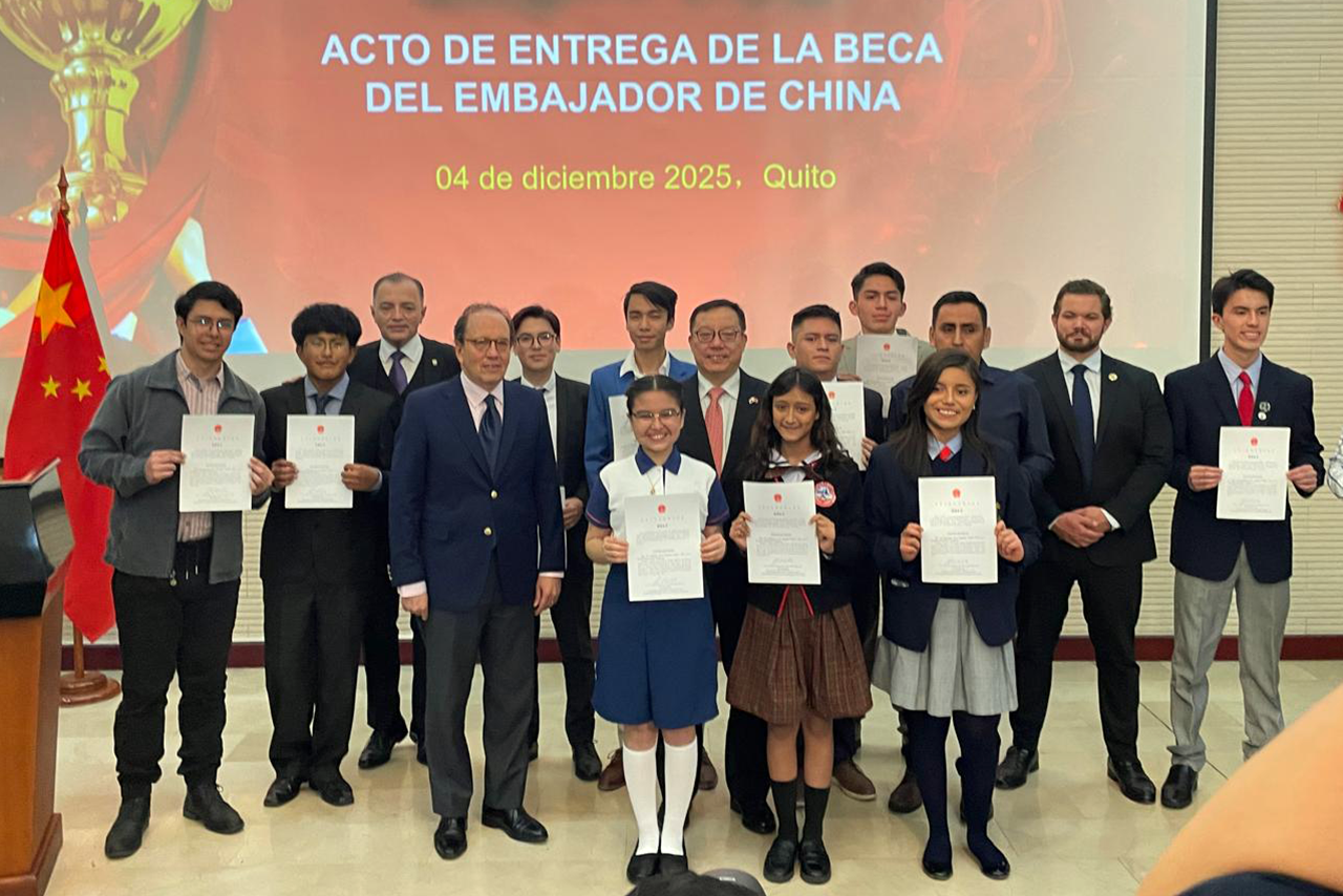 Estudiante obtiene reconocimiento de la Embajada de China por su destacado aprendizaje del chino mandarín